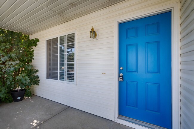 Building Photo - Close to Lake Lowell!