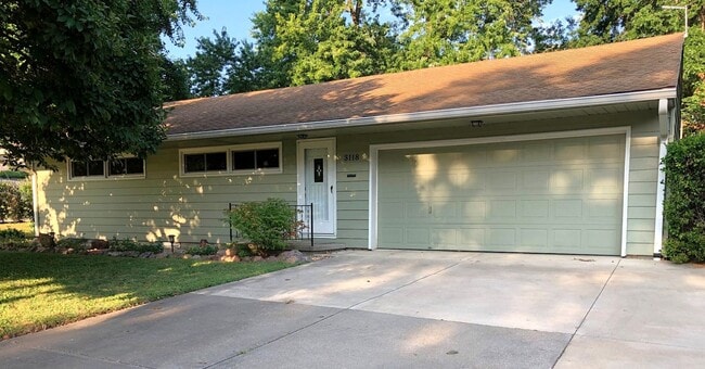 Building Photo - Lawn Care Provided!! 4 Bed, 2 Bath, Double...