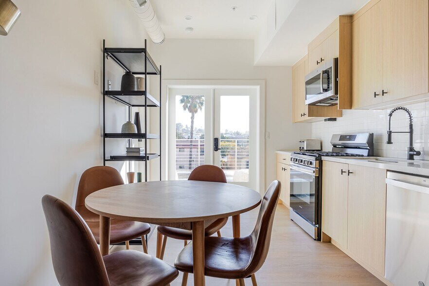 Building Photo - 611 N Virgil Ave