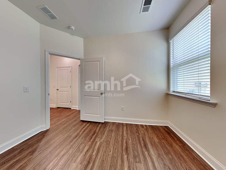 Building Photo - 513 West St