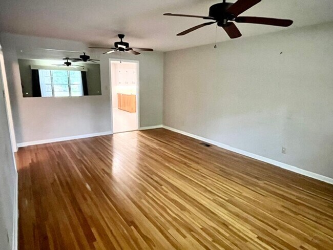 Building Photo - Very Nice 3 Bedroom 2 Bathroom House near the University of Arkansas Little Rock