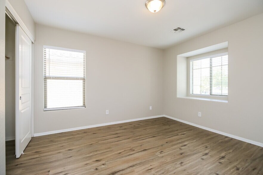 Building Photo - 3884 E Santa Fe Ln