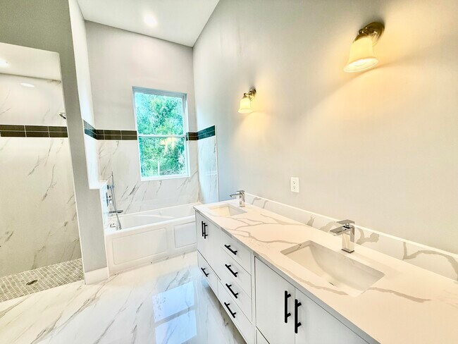Building Photo - 675 NE Moss Rose Pl