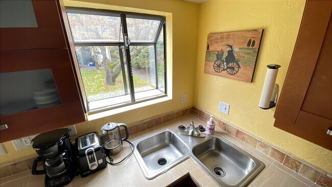 Building Photo - Furnished 2 Bdrm/2 Bath Condo in the Heart of Downtown Ashland!