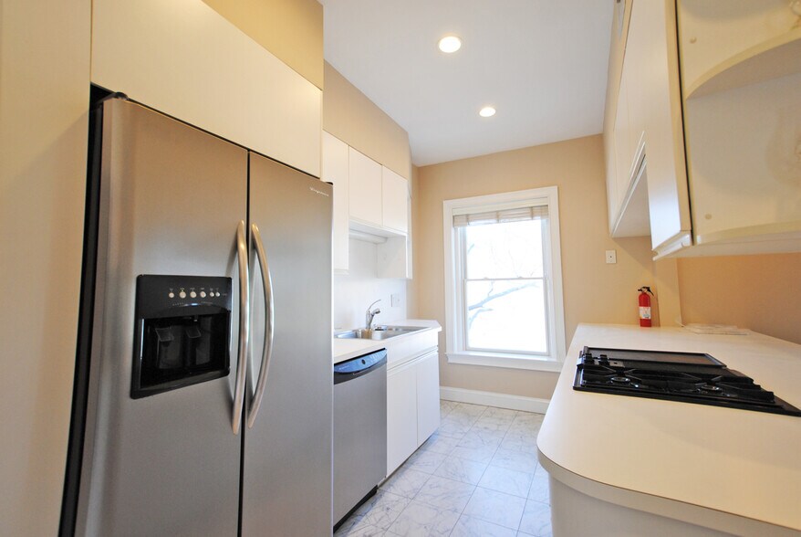 Building Photo - 33 Longwood Ave