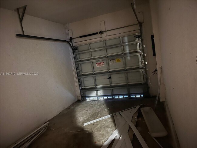 Building Photo - 608 NE 33rd Terrace