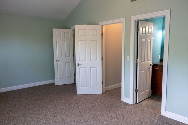 Building Photo - $2,400 | 3 Bedroom, 3.5 Bathroom Multi Flo...