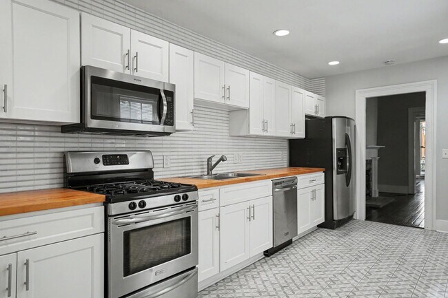Building Photo - 2 Bedroom Charmer with Sundeck, Wood Floors, and High Ceilings