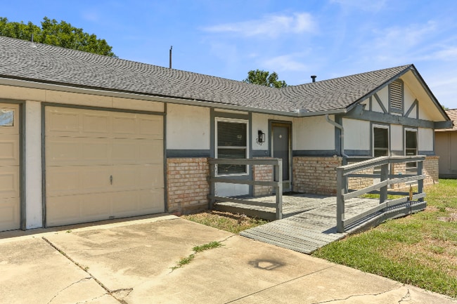 Building Photo - 5622 Frst Lk St