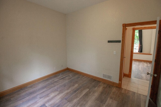 Building Photo - 1420 Bradford Dr
