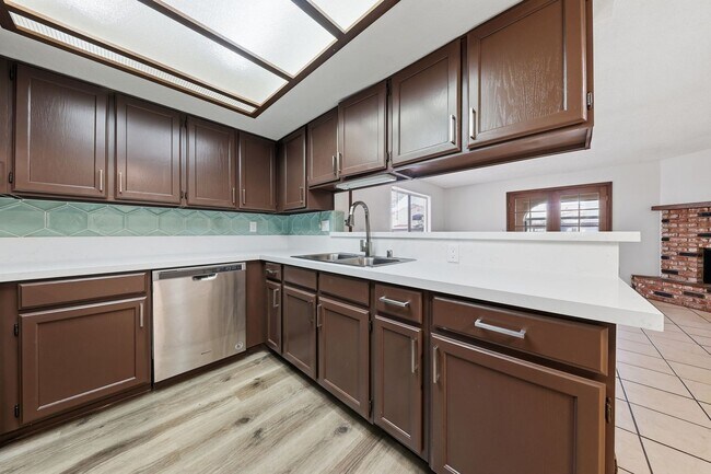 Building Photo - Beautifully Updated 2BR/2BA Downstairs Condo – Move-In Ready!