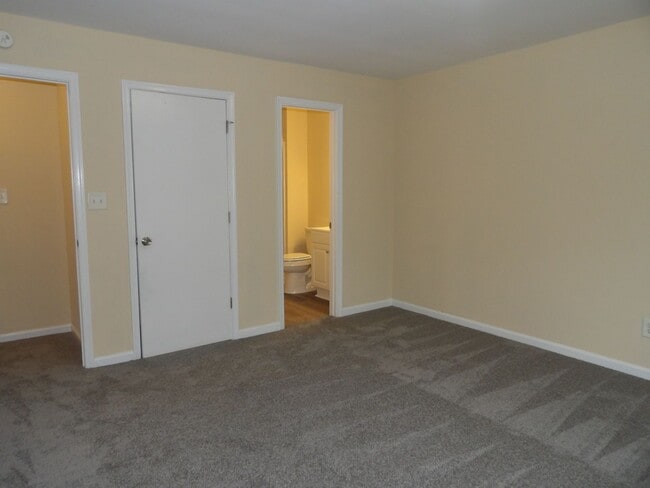 Building Photo - 408 Savage Dr