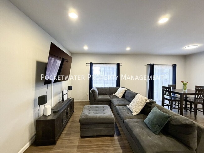 Building Photo - 1115 Sherman Dr