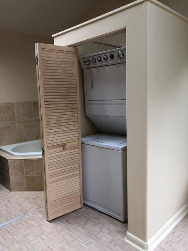 Building Photo - This gem is situated and Lovely 3BE/2BA on a quiet street in Warner Park