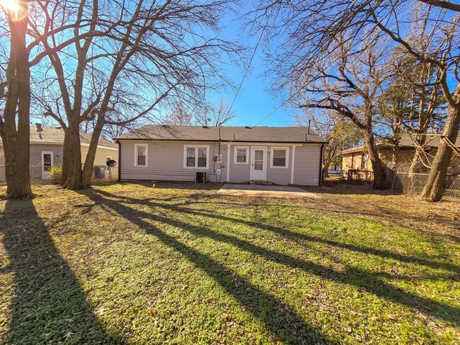 Building Photo - 3 Bedroom Home in Shawnee