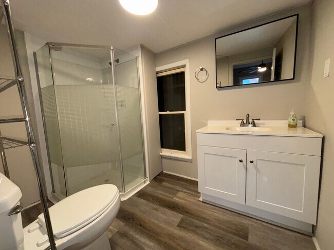 Building Photo - 411 S Oak St