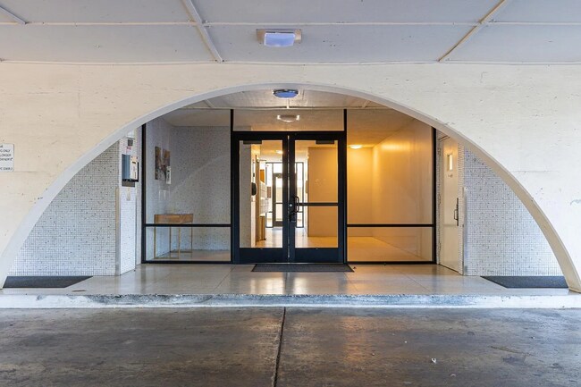 Building Photo - Walking distance to Wood side Plaza, Redwo...