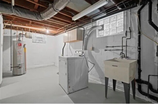 Building Photo - 2143 Plainview Ave