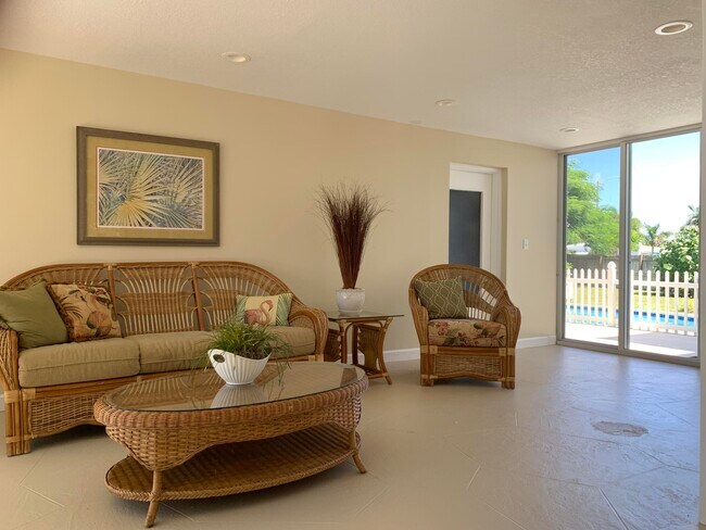 Building Photo - 1401 Magnolia Dr