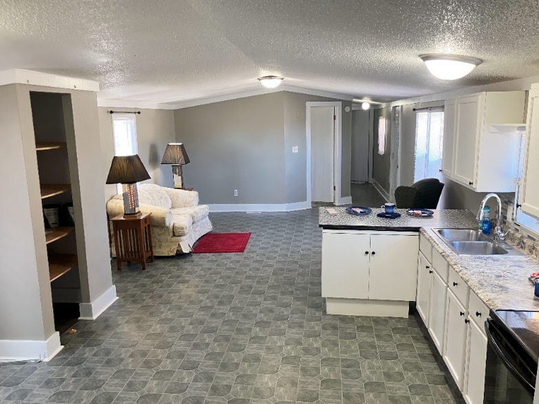 Building Photo - 33 Village Ct