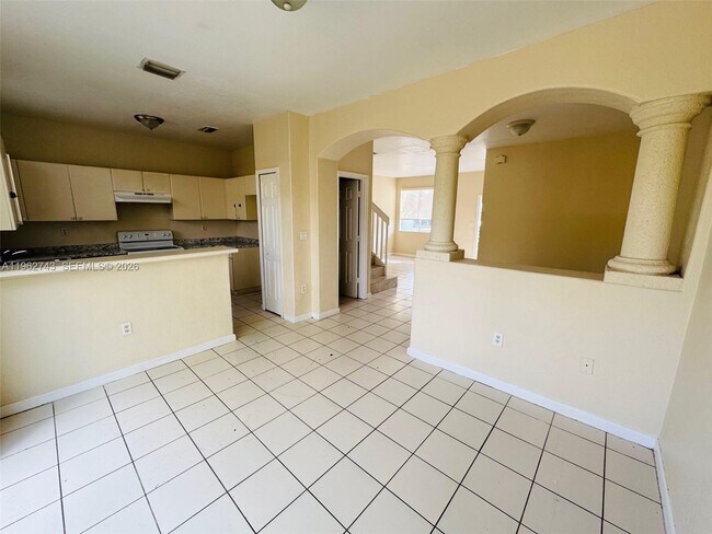 Building Photo - 1601 SE 24th Ct