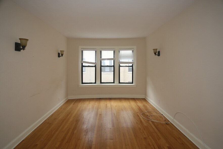 Building Photo - 4045 N Ashland Ave