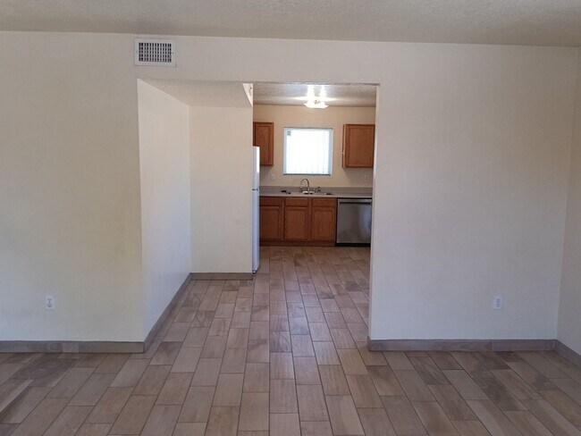 Building Photo - 3 Bedroom, 2 Bathroom Home! Schedule a Showing Soon!