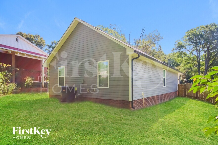 Building Photo - 625 Wilson St