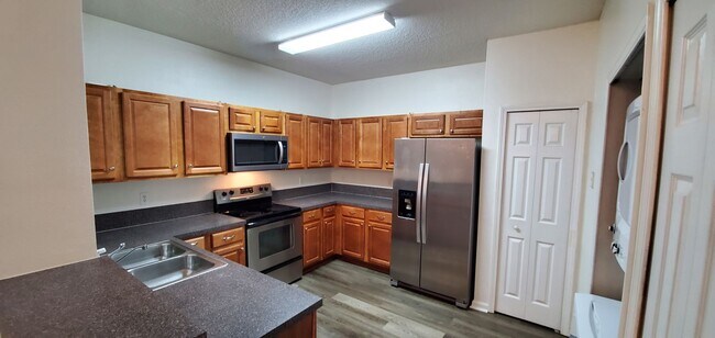 Building Photo - Ground Level 3/2 Condo at Willow Ridge