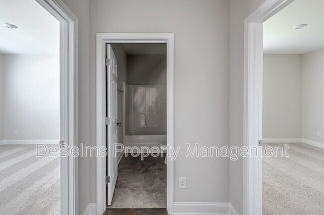 Building Photo - 107 Crabourne Dr