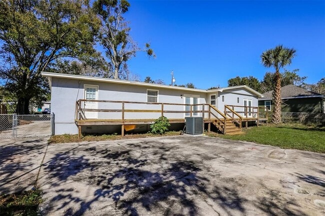 Building Photo - 1442 Lakecrest Dr