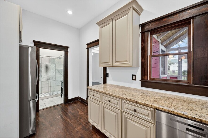 Building Photo - 937 Mansfield St