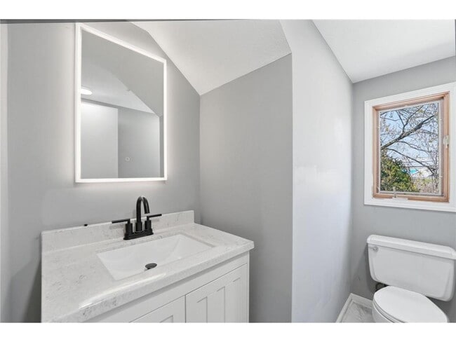 Building Photo - 1697 Rose Pl W