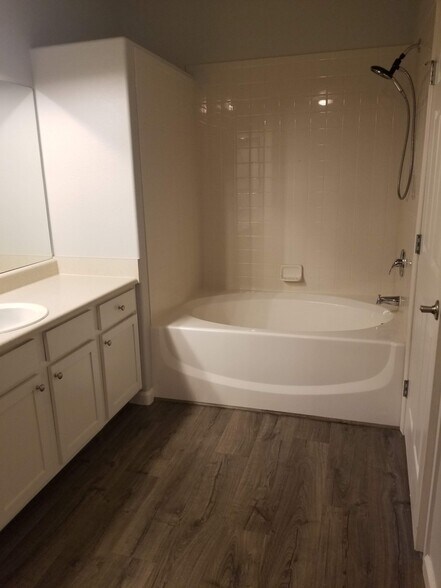 Master bath tub - 6964 ASH CREEK HTS
