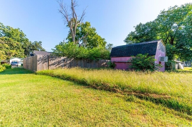 Building Photo - 505 W Texie Ave