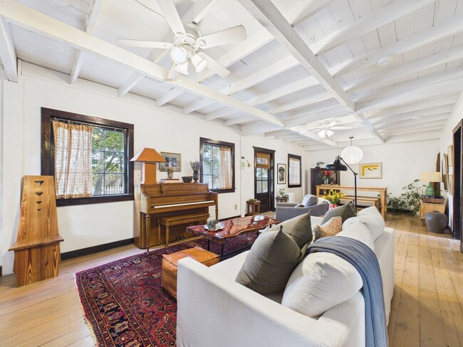 Building Photo - COMING SOON! Charming Cottage in the Center of Town