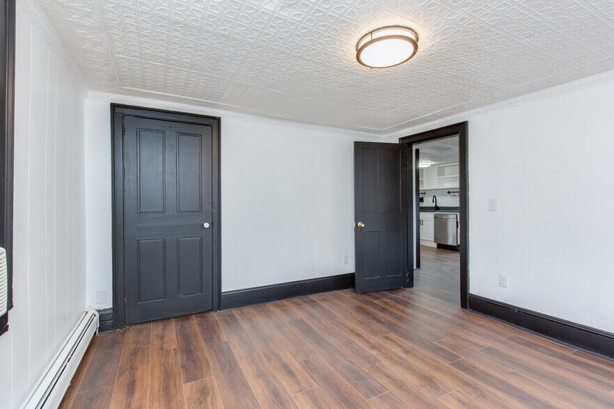 Bedroom - 7 Court St