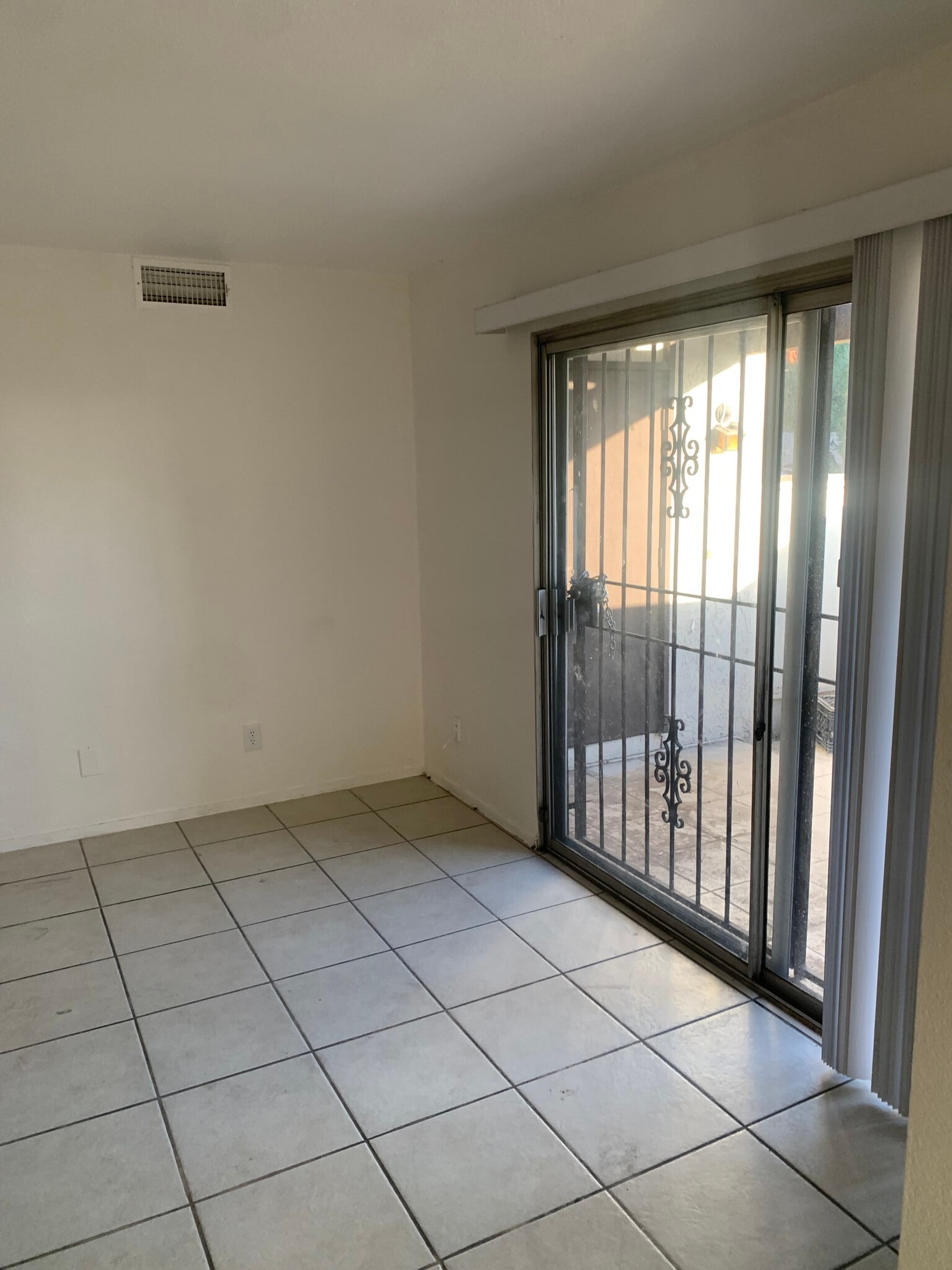 Building Photo - 1405 Vegas Valley Dr