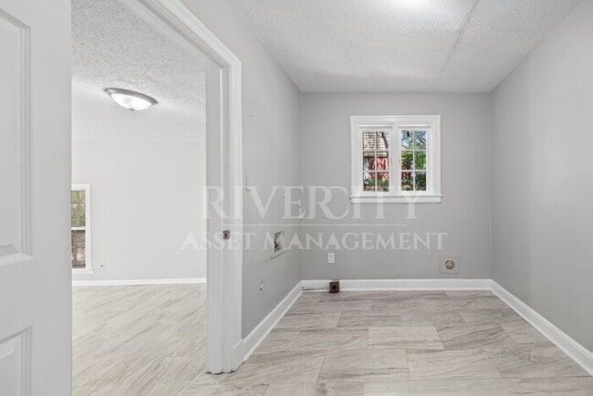 Building Photo - HUGE 4 BED 2 BATH PROPERTY!!!!!! SECTION 8...
