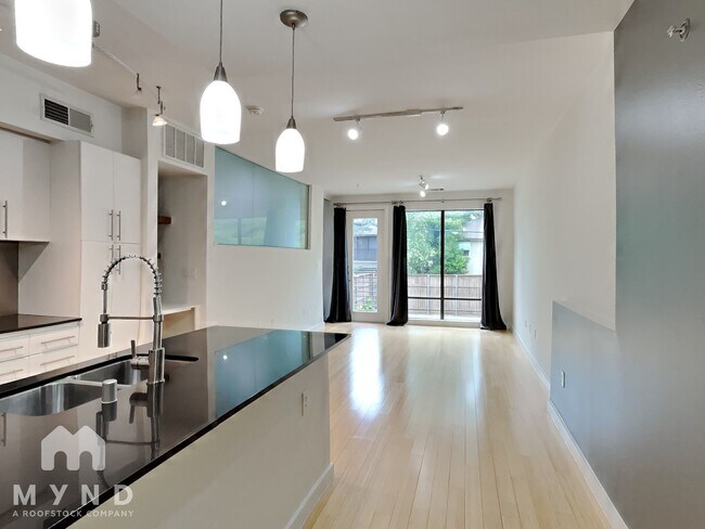 Building Photo - 4040 N Hall St