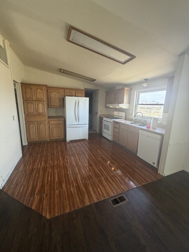 Building Photo - 690 Maple Ct