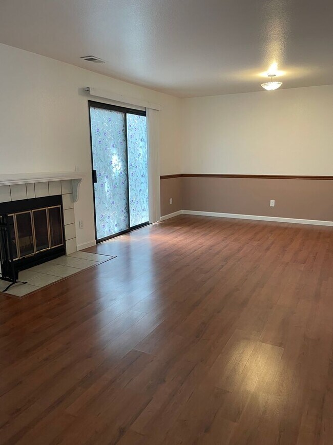 Building Photo - 3 bedroom 2.5 bath townhome Available now!