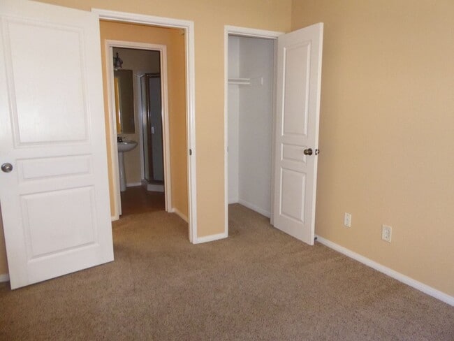 Building Photo - Conveniently located 3 BR, 3 Bath townhome in Coronado Ranch, close to everything.