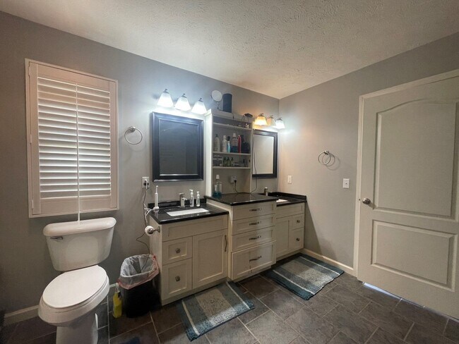 Building Photo - Bellevue Home For Rent!