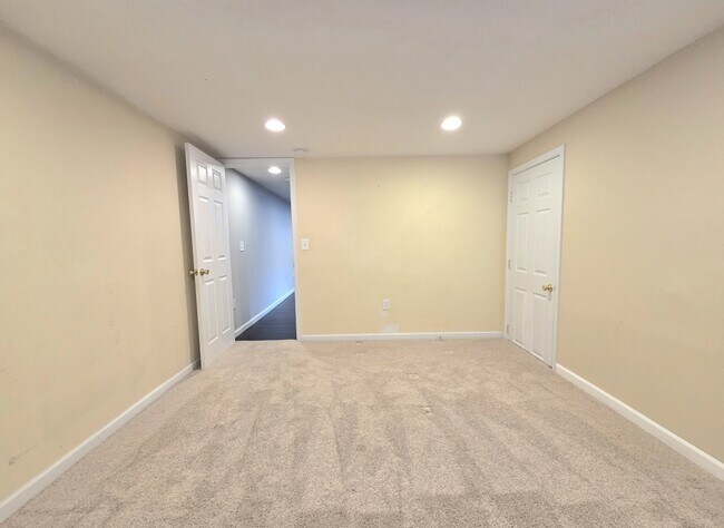 Building Photo - 108 N Gladden St