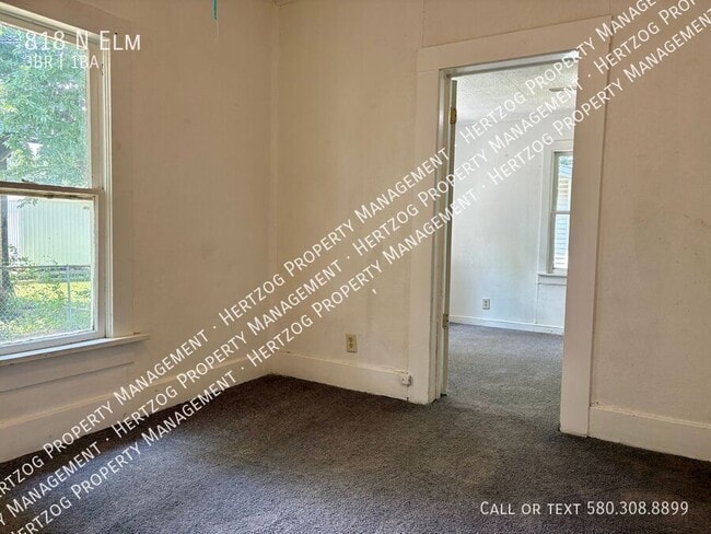 Building Photo - 818 N Elm-