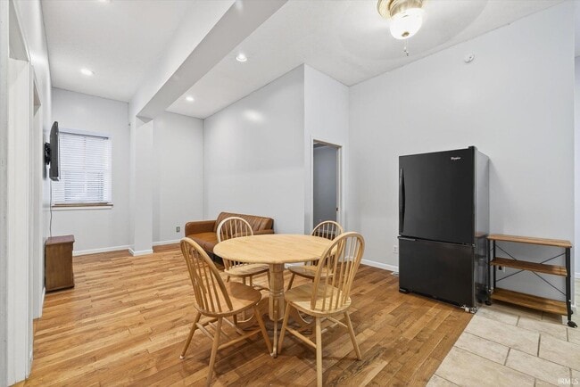 Building Photo - 2 bed, 2 bath Downtown Bloomington