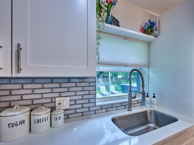 Building Photo - 801 NE 15th St