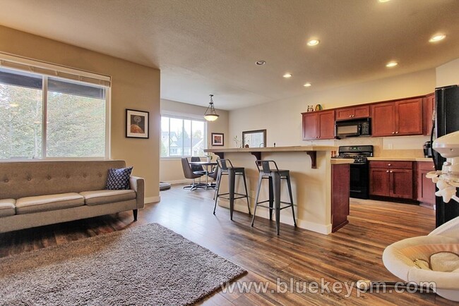 Building Photo - 3 Bed, 2.5 Bath  Townhome With Primary on ...