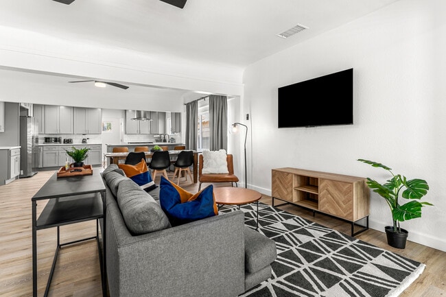 Building Photo - 623 W 42nd St